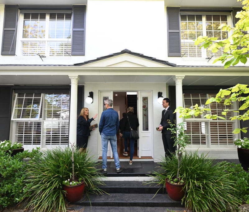 Buyers agent reviewing property campaign details to assess vendor motivation in the Sydney market