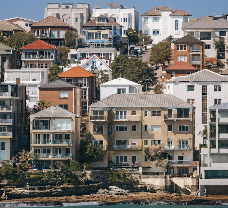 Bondi Beach buyers guide 2026 showing market insights, schools, transport and buying considerations in this iconic Eastern Suburbs beach suburb.